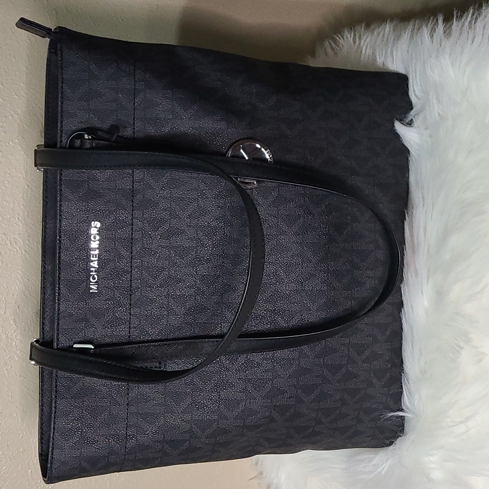 Michael Kors Large Signature Morgan Tote - Picture 2 of 11